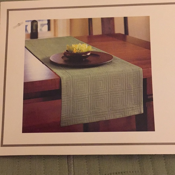 Fieldcrest Classic Tablerunner - Picture 3 of 12